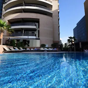 4* מלון Majestic Retreat